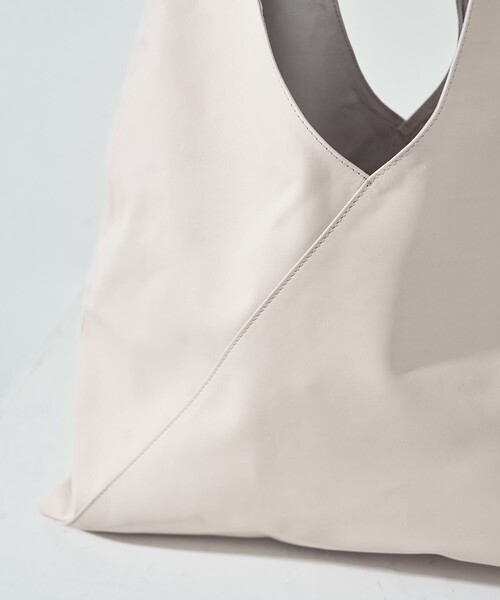 Firsthand(ファーストハンド)の「Firsthand/ファーストハンド レザートライアングルトートバッグ L / 防水レザー/レザートライアングルトートバッグ L / 本革 / 牛革 / レザーバッグ / 革バッグ(トートバッグ・レディース・ベージュ/オフホワイト/ブラック・ONE SIZE)」の5枚目の写真