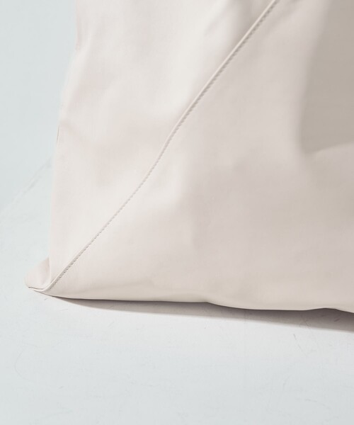 Firsthand(ファーストハンド)の「Firsthand/ファーストハンド レザートライアングルトートバッグ L / 防水レザー/レザートライアングルトートバッグ L / 本革 / 牛革 / レザーバッグ / 革バッグ(トートバッグ・レディース・ベージュ/オフホワイト/ブラック・ONE SIZE)」の9枚目の写真