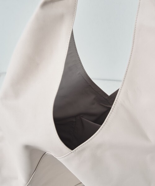 Firsthand(ファーストハンド)の「Firsthand/ファーストハンド レザートライアングルトートバッグ L / 防水レザー/レザートライアングルトートバッグ L / 本革 / 牛革 / レザーバッグ / 革バッグ(トートバッグ・レディース・ベージュ/オフホワイト/ブラック・ONE SIZE)」の7枚目の写真