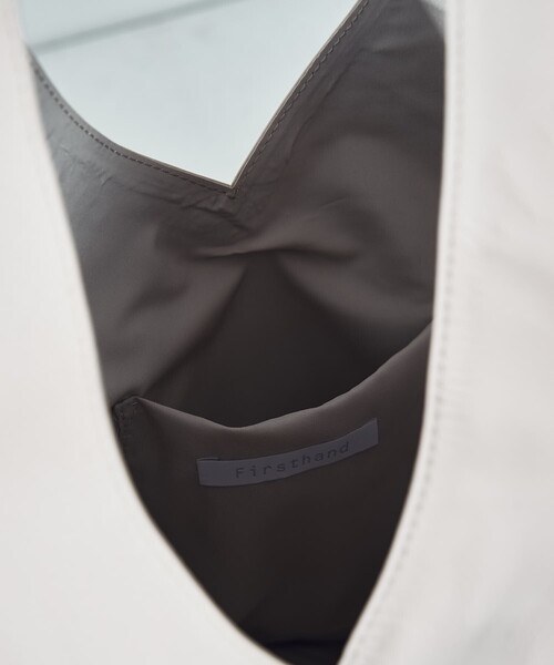 Firsthand(ファーストハンド)の「Firsthand/ファーストハンド レザートライアングルトートバッグ L / 防水レザー/レザートライアングルトートバッグ L / 本革 / 牛革 / レザーバッグ / 革バッグ(トートバッグ・レディース・ベージュ/オフホワイト/ブラック・ONE SIZE)」の8枚目の写真