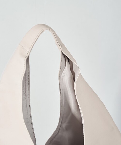 Firsthand(ファーストハンド)の「Firsthand/ファーストハンド レザートライアングルトートバッグ L / 防水レザー/レザートライアングルトートバッグ L / 本革 / 牛革 / レザーバッグ / 革バッグ(トートバッグ・レディース・ベージュ/オフホワイト/ブラック・ONE SIZE)」の6枚目の写真