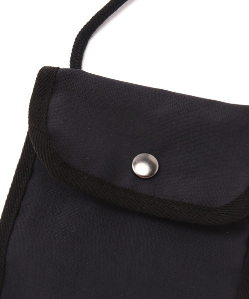 MHL.（エムエイチエル）の「WASHED NYLON（ポーチ・メンズ・ブラック/ベージュ・FREE）」の4枚目の写真