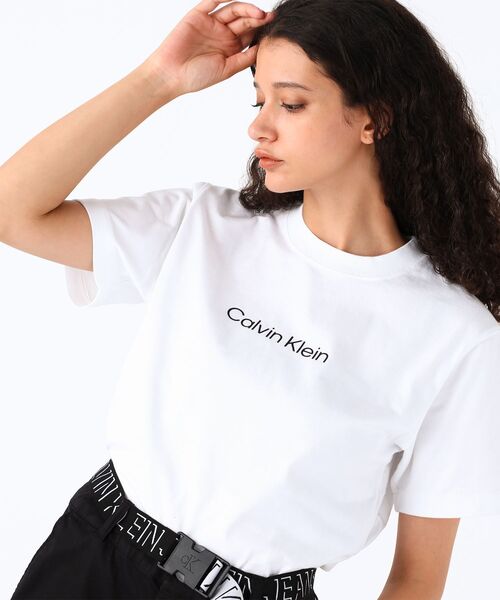 Calvin Klein（カルバン・クライン）の「モダン ボクシー Tシャツ（Tシャツ/カットソー・レディース・ネイビー/ホワイト/ホワイト系その他/ブラック/ピンク/レッド/ダークグリーン/ホワイト系/ブラック系・M/L/S/XS）」の3枚目の写真