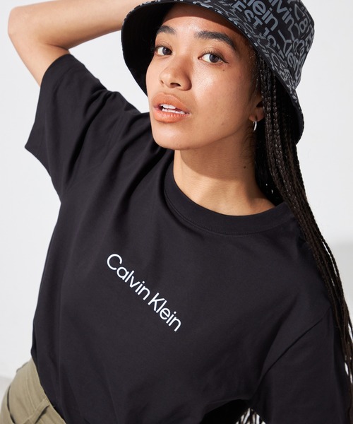 Calvin Klein（カルバン・クライン）の「モダン ボクシー Tシャツ（Tシャツ/カットソー・レディース・ネイビー/ホワイト/ホワイト系その他/ブラック/ピンク/レッド/ダークグリーン/ホワイト系/ブラック系・M/L/S/XS）」の4枚目の写真