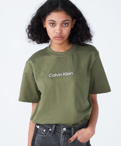 Calvin Klein（カルバン・クライン）の「モダン ボクシー Tシャツ（Tシャツ/カットソー・レディース・ネイビー/ホワイト/ホワイト系その他/ブラック/ピンク/レッド/ダークグリーン/ホワイト系/ブラック系・M/L/S/XS）」の6枚目の写真