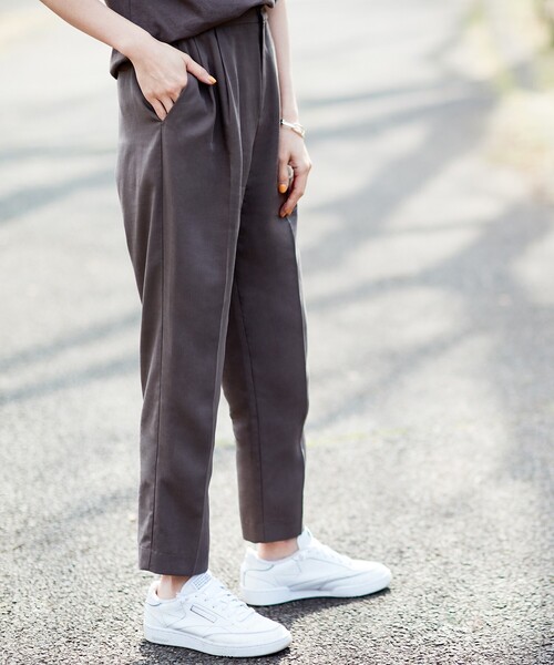 OPAQUE.CLIP（オペークドットクリップ）の「◆【DELEGANT/デレガント】ドレープツイル タックテーパードパンツ【WEB限定サイズ】（その他パンツ・レディース・ブラック/ライトグリーン/ブラウン系その他・36/38/40/34/42）」の2枚目の写真
