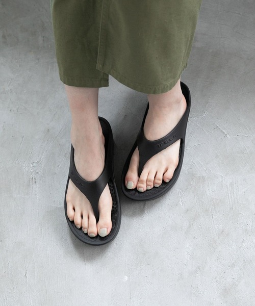 yuw（ユウ）の「ＴＥＬＩＣ　Ｗ　ＦＬＩＰＦＬＯＰ　258119（サンダル・レディース・ブラック・MEDIUM/LARGE）」の5枚目の写真