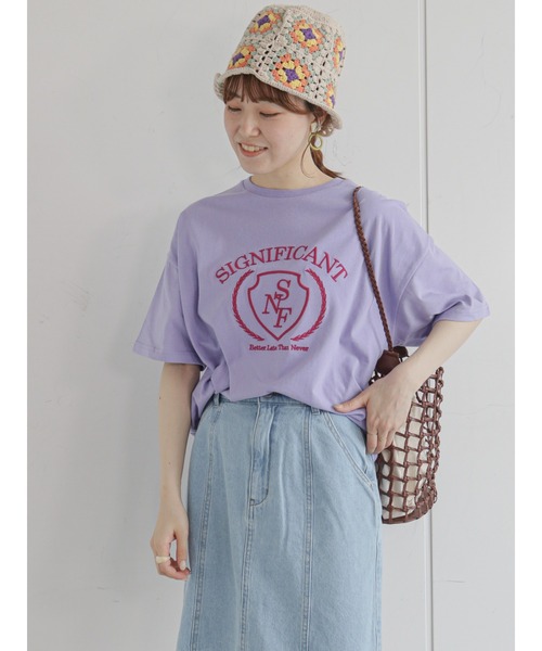 ehka sopo（エヘカソポ）の「カレッジロゴ刺繍Tシャツ（ニット/セーター・レディース・パープル/オフホワイト/キナリ・ﾌﾘ-）」の3枚目の写真