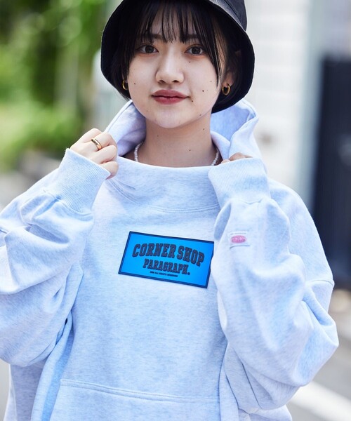 Paragraph（パラグラフ）の「【PARAGRAPH/パラグラフ】 スクエアワンポイントフーディー/NO.006/ワンポイントロゴ/スウェットパーカー/ユニセックス/フリーサイズ（パーカー・メンズ・ブラック/チャコールグレー/ライトグレー/ネイビー・ﾌﾘ-）」の4枚目の写真