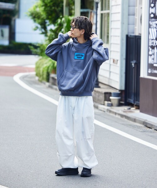 Paragraph（パラグラフ）の「【PARAGRAPH/パラグラフ】 スクエアワンポイントフーディー/NO.006/ワンポイントロゴ/スウェットパーカー/ユニセックス/フリーサイズ（パーカー・メンズ・ブラック/チャコールグレー/ライトグレー/ネイビー・ﾌﾘ-）」の6枚目の写真