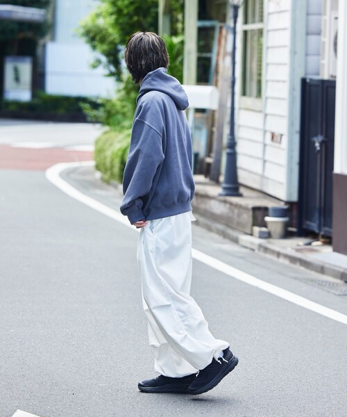 Paragraph（パラグラフ）の「【PARAGRAPH/パラグラフ】 スクエアワンポイントフーディー/NO.006/ワンポイントロゴ/スウェットパーカー/ユニセックス/フリーサイズ（パーカー・メンズ・ブラック/チャコールグレー/ライトグレー/ネイビー・ﾌﾘ-）」の7枚目の写真