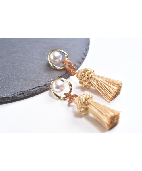 tone（トーン）の「【Astyle】パールチェーンタッセルピアス(MA)（ピアス（両耳用）・レディース・ブラウン系その他・FREE）」の3枚目の写真