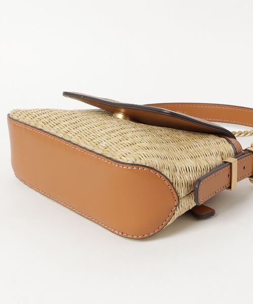 Guess（ゲス）の「DESIDERIA Mini Flap Shoulder Bag ハンドバッグ ショルダーバッグ レディース（ショルダーバッグ・レディース・キャメル・ONE SIZE）」の13枚目の写真