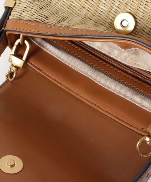 Guess（ゲス）の「DESIDERIA Mini Flap Shoulder Bag ハンドバッグ ショルダーバッグ レディース（ショルダーバッグ・レディース・キャメル・ONE SIZE）」の14枚目の写真