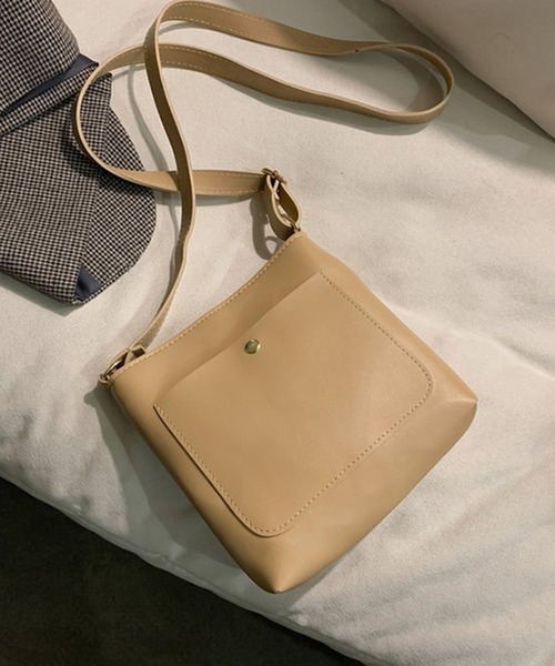 EPICKS（エピックス）の「シンプルボタンショルダーバッグ（ショルダーバッグ・レディース・ホワイト/ベージュ/ブラック/ブラウン・F）」の4枚目の写真