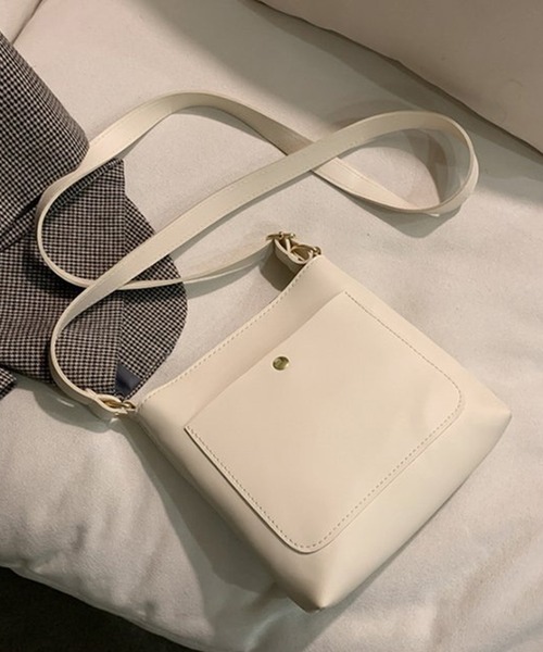 EPICKS（エピックス）の「シンプルボタンショルダーバッグ（ショルダーバッグ・レディース・ホワイト/ベージュ/ブラック/ブラウン・F）」の2枚目の写真
