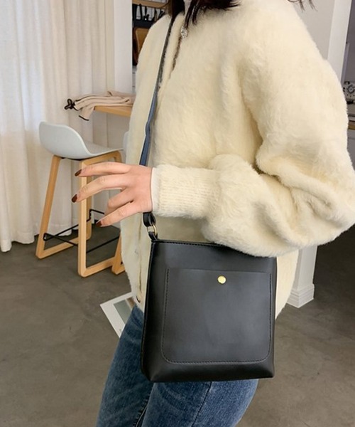 EPICKS（エピックス）の「シンプルボタンショルダーバッグ（ショルダーバッグ・レディース・ホワイト/ベージュ/ブラック/ブラウン・F）」の3枚目の写真