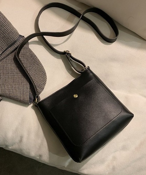 EPICKS（エピックス）の「シンプルボタンショルダーバッグ（ショルダーバッグ・レディース・ホワイト/ベージュ/ブラック/ブラウン・F）」の11枚目の写真