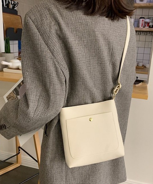 EPICKS（エピックス）の「シンプルボタンショルダーバッグ（ショルダーバッグ・レディース・ホワイト/ベージュ/ブラック/ブラウン・F）」の15枚目の写真