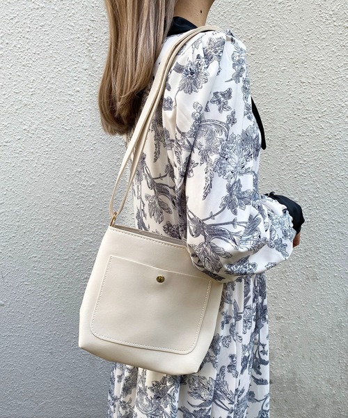 EPICKS（エピックス）の「シンプルボタンショルダーバッグ（ショルダーバッグ・レディース・ホワイト/ベージュ/ブラック/ブラウン・F）」の17枚目の写真