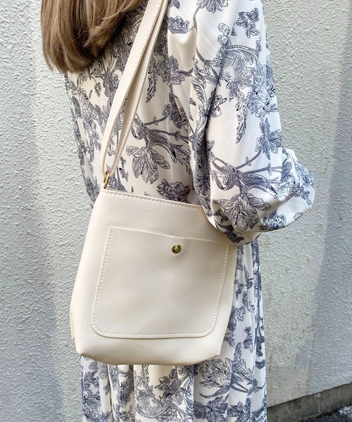 EPICKS（エピックス）の「シンプルボタンショルダーバッグ（ショルダーバッグ・レディース・ホワイト/ベージュ/ブラック/ブラウン・F）」の18枚目の写真