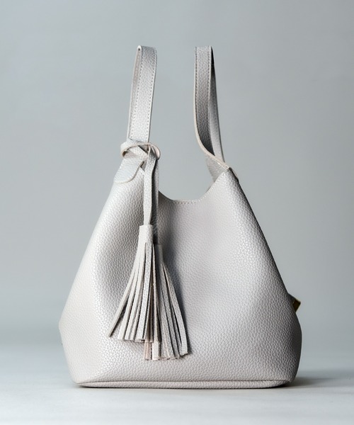 folka(フォルカ)の「3- PUレザー タッセルバッグ SMサイズ(ハンドバッグ・レディース・ライトグレー/グレー/ベージュ/ブラック/ブラウン/ホワイト/グリーン/ピンク/ワインレッド/ライトブルー/ブルー・ONE SIZE)」の3枚目の写真