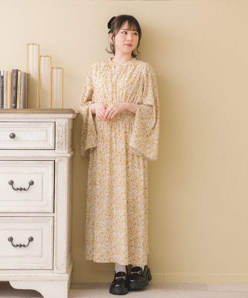 ems excite（エムズエキサイト）の「フレアスリーブフラワーOP