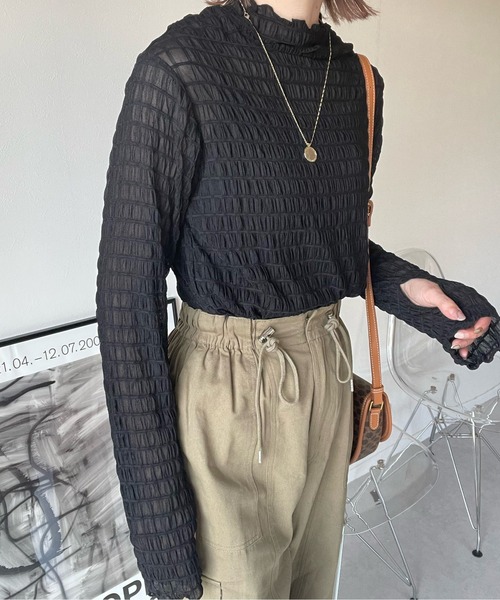 y/m by misato(イムバイミサト)の「シャーリングシアーハイネックトップス(Tシャツ/カットソー・レディース・ブラック/オフホワイト・FREE)」の2枚目の写真