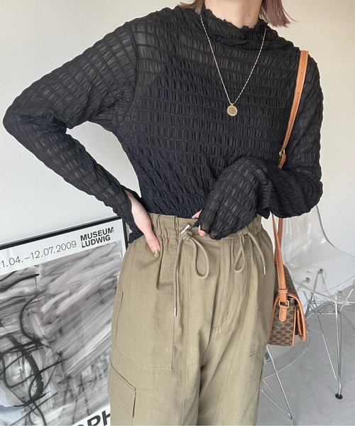 y/m by misato(イムバイミサト)の「シャーリングシアーハイネックトップス(Tシャツ/カットソー・レディース・ブラック/オフホワイト・FREE)」の11枚目の写真