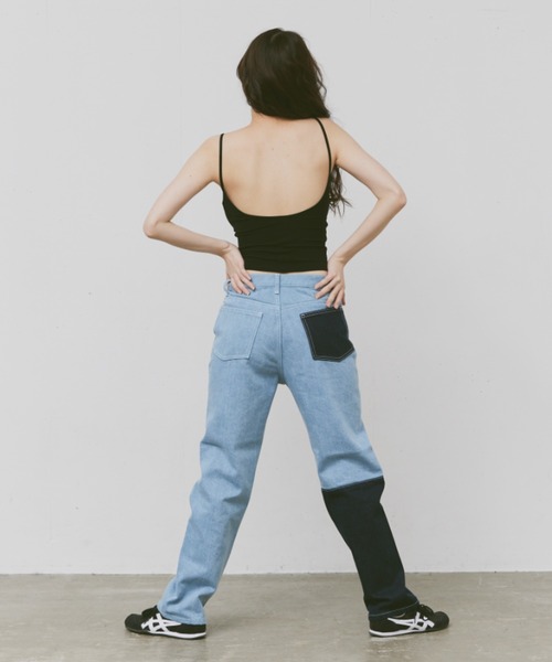 FEKETE（フェケテ）の「BICOLOR DENIM / バイカラーストレートデニム（デニムパンツ・レディース・ブラック/ブルー・SMALL/MEDIUM/LARGE）」の3枚目の写真