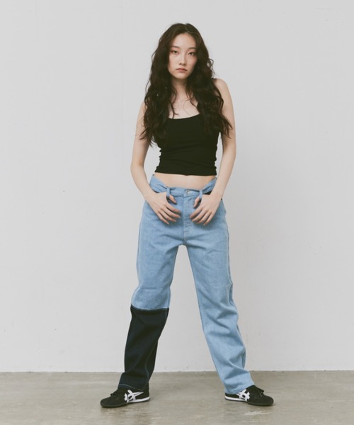 FEKETE（フェケテ）の「BICOLOR DENIM / バイカラーストレートデニム（デニムパンツ・レディース・ブラック/ブルー・SMALL/MEDIUM/LARGE）」の4枚目の写真