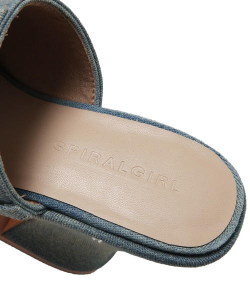 SPIRALGIRL(スパイラルガール)の「デニムチャンキーヒールサンダル(サンダル・レディース・ブラック/ブルー/ホワイト・MEDIUM/LARGE)」の16枚目の写真