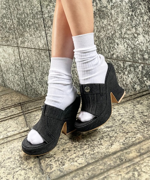 SPIRALGIRL(スパイラルガール)の「デニムチャンキーヒールサンダル(サンダル・レディース・ブラック/ブルー/ホワイト・MEDIUM/LARGE)」の7枚目の写真