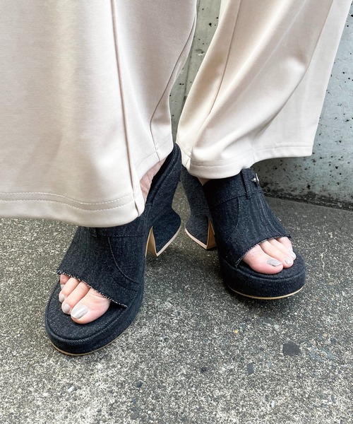 SPIRALGIRL(スパイラルガール)の「デニムチャンキーヒールサンダル(サンダル・レディース・ブラック/ブルー/ホワイト・MEDIUM/LARGE)」の6枚目の写真