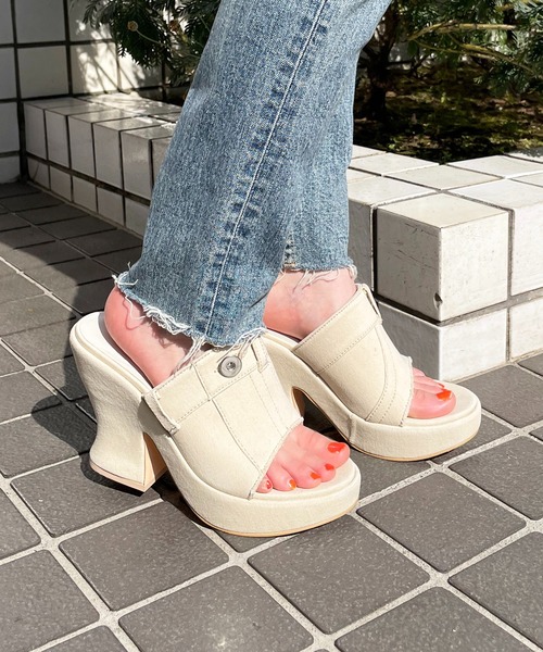 SPIRALGIRL(スパイラルガール)の「デニムチャンキーヒールサンダル(サンダル・レディース・ブラック/ブルー/ホワイト・MEDIUM/LARGE)」の4枚目の写真