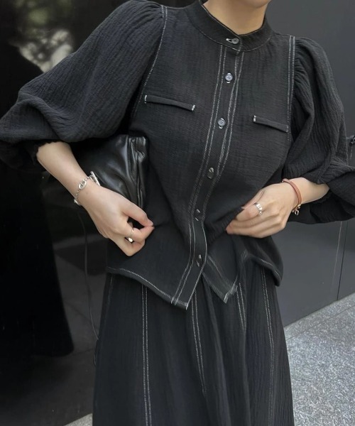 WILLFULLY（ウィルフリー）の「volume sleeve double gauze bi color stitch SH（シャツ/ブラウス・レディース・ブラック/アイボリー/ブルー系・FREE）」の2枚目の写真