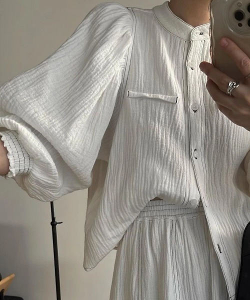 WILLFULLY（ウィルフリー）の「volume sleeve double gauze bi color stitch SH（シャツ/ブラウス・レディース・ブラック/アイボリー/ブルー系・FREE）」の4枚目の写真