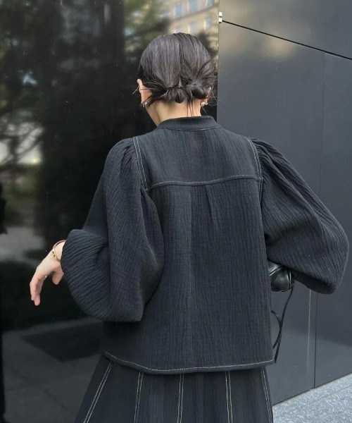 WILLFULLY（ウィルフリー）の「volume sleeve double gauze bi color stitch SH（シャツ/ブラウス・レディース・ブラック/アイボリー/ブルー系・FREE）」の22枚目の写真