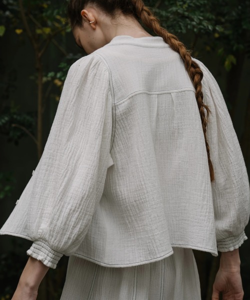 WILLFULLY（ウィルフリー）の「volume sleeve double gauze bi color stitch SH（シャツ/ブラウス・レディース・ブラック/アイボリー/ブルー系・FREE）」の7枚目の写真