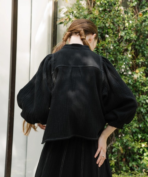 WILLFULLY（ウィルフリー）の「volume sleeve double gauze bi color stitch SH（シャツ/ブラウス・レディース・ブラック/アイボリー/ブルー系・FREE）」の11枚目の写真