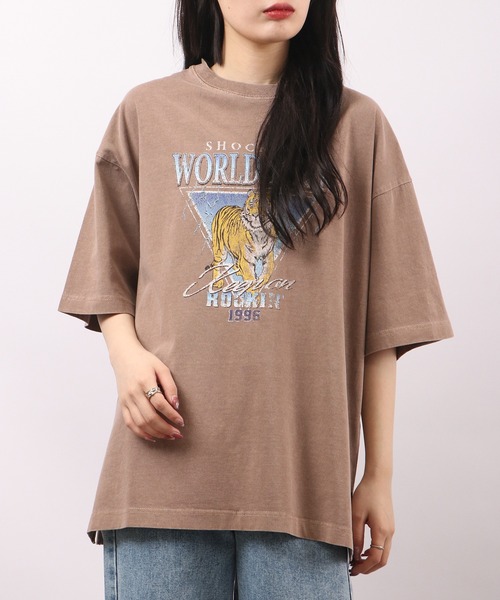 spiritoso(スピリトーゾ)の「spiritoso ピグメントShocking World Tourプリント半袖Tシャツ(Tシャツ/カットソー・レディース・ネイビー/ブラウン/グレイッシュベージュ/チャコール/ホワイト系/グリーン系/サックスブルー/ラベンダー・F)」の1枚目の写真