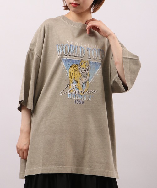 spiritoso(スピリトーゾ)の「spiritoso ピグメントShocking World Tourプリント半袖Tシャツ(Tシャツ/カットソー・レディース・ネイビー/ブラウン/グレイッシュベージュ/チャコール/ホワイト系/グリーン系/サックスブルー/ラベンダー・F)」の4枚目の写真