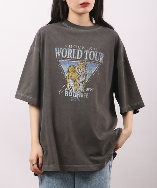 spiritoso(スピリトーゾ)の「spiritoso ピグメントShocking World Tourプリント半袖Tシャツ(Tシャツ/カットソー・レディース・ネイビー/ブラウン/グレイッシュベージュ/チャコール/ホワイト系/グリーン系/サックスブルー/ラベンダー・F)」の3枚目の写真
