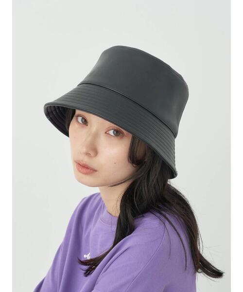 earth music&ecology(アースミュージックアンドエコロジー)の「バケットハット(シンセティックレザー)(ハット・レディース・ブラック/ライトベージュ・FREE)」の1枚目の写真