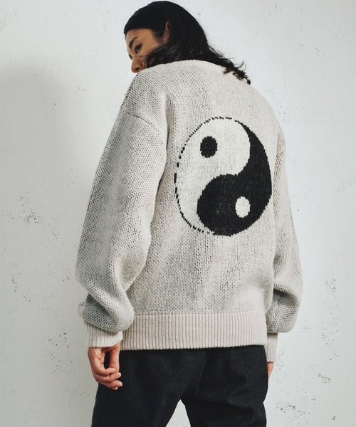 FCMM(エフシーエムエム)の「【日本限定アイテム】MAGATAMA KNIT SWEATER/勾玉ニットセーター(ニット/セーター・メンズ・グレー/オリーブ/アイボリー・MEDIUM/LARGE)」の3枚目の写真