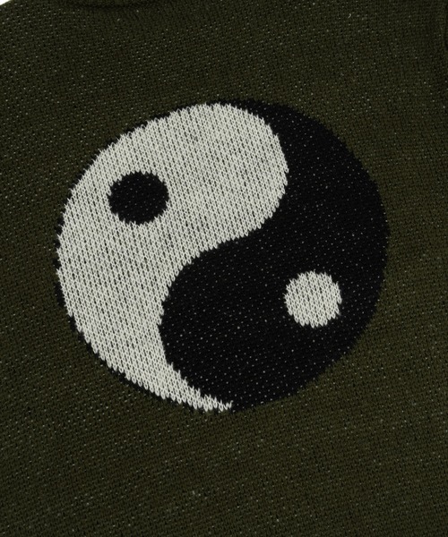 FCMM(エフシーエムエム)の「【日本限定アイテム】MAGATAMA KNIT SWEATER/勾玉ニットセーター(ニット/セーター・メンズ・グレー/オリーブ/アイボリー・MEDIUM/LARGE)」の9枚目の写真