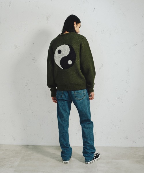 FCMM(エフシーエムエム)の「【日本限定アイテム】MAGATAMA KNIT SWEATER/勾玉ニットセーター(ニット/セーター・メンズ・グレー/オリーブ/アイボリー・MEDIUM/LARGE)」の6枚目の写真