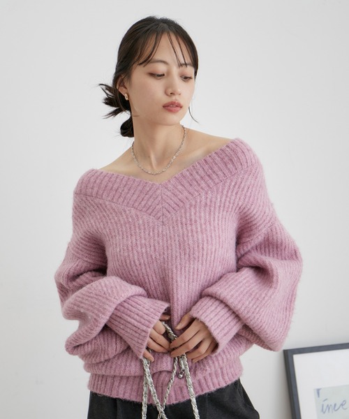 さゆ　ピンク オフショルダー ニットセーター VIS（ビス）の「【2WAY】オフショルダーにもなるVネックニット（ニット