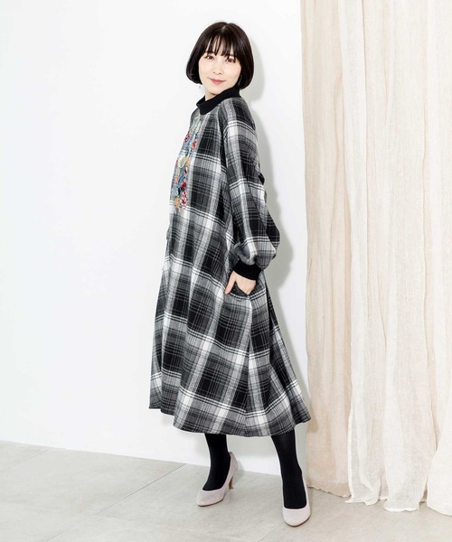 iS ScoLar（イズスカラー）の「533249：花×アンティークモチーフ刺繍