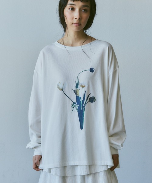 Libra Cue(リブラ キュー)の「フラワープリントロングスリーブカットソー(Tシャツ/カットソー・レディース・ホワイト/ブラック・FREE)」の4枚目の写真